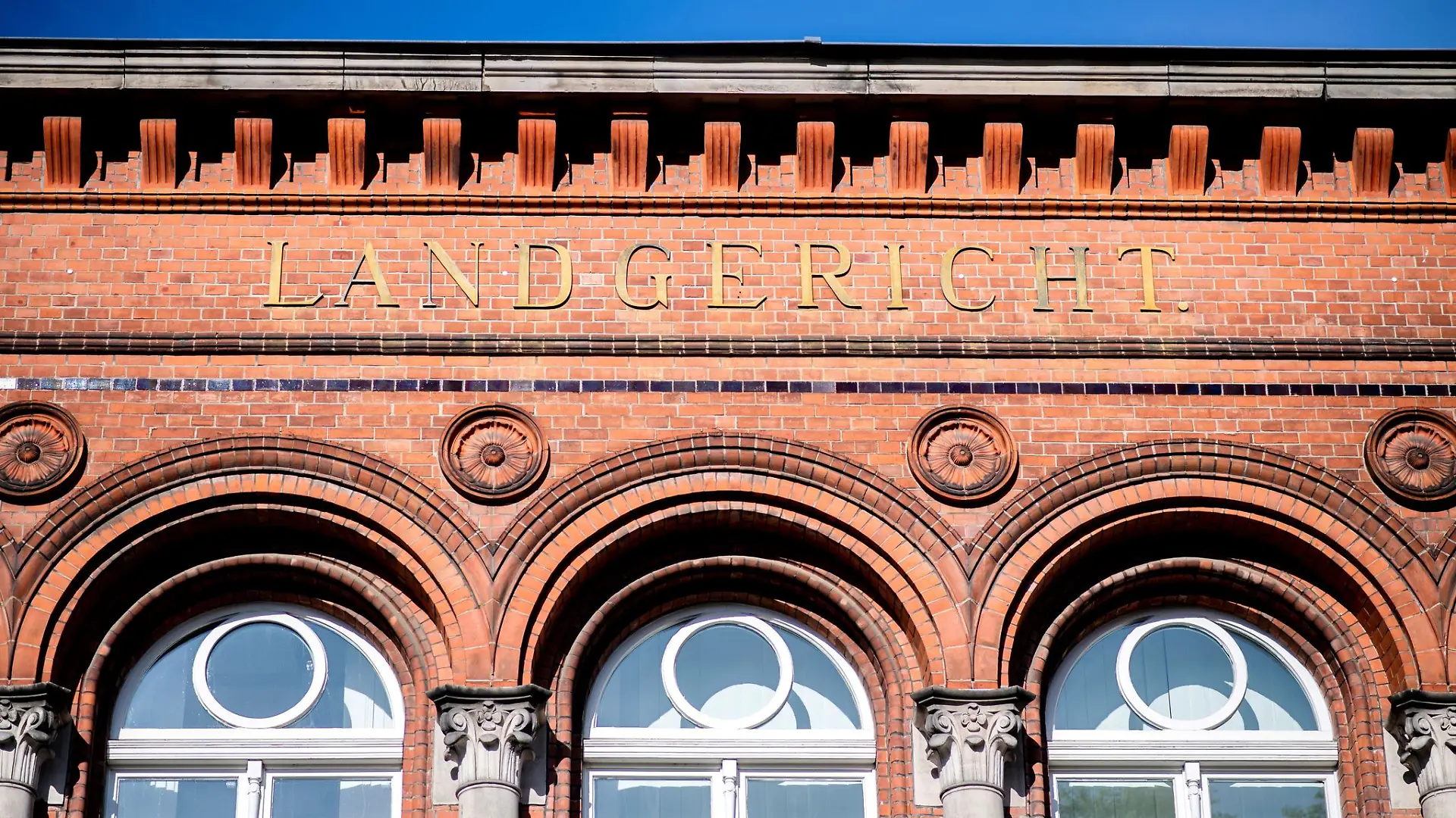 Im Prozess um ein Gewaltverbrechen in Achim nahe Bremen ist der Angeklagte wegen Mordes zu lebenslanger Haft verurteilt worden. (Archivbild)