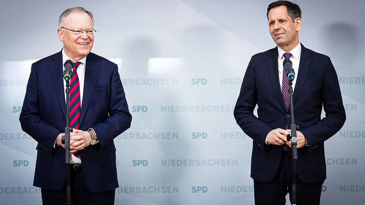 Im Mai will Niedersachsens Ministerpräsident Stephan Weil (links) die Amtsgeschäfte an Olaf Lies übergeben.