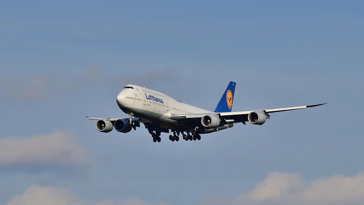 Landende Boeing 747 der Lufthansa am Frankfurter Flughafen Fraport.