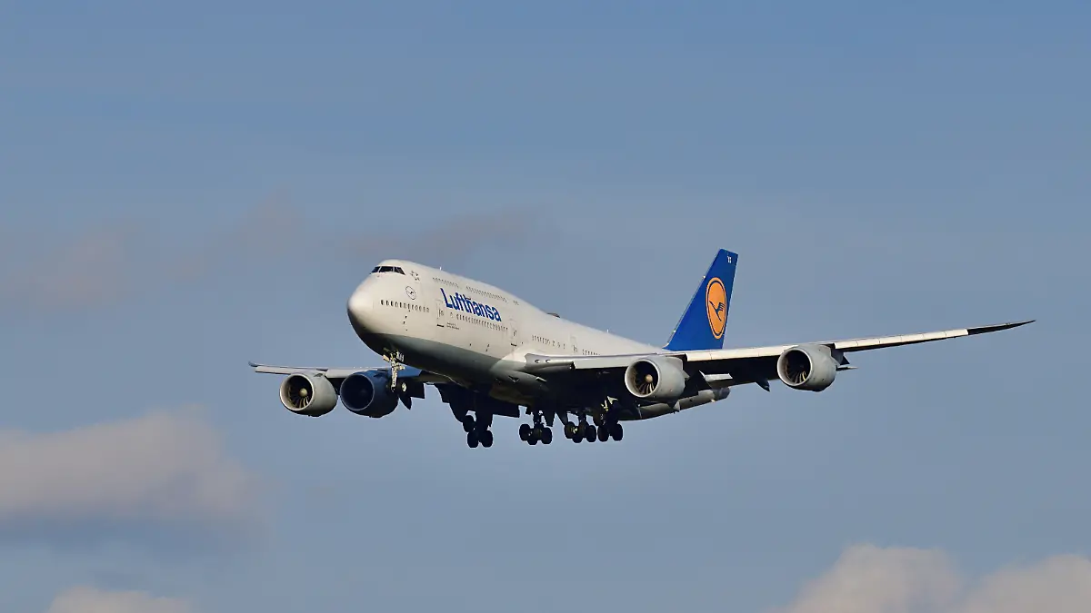 Landende Boeing 747 der Lufthansa am Frankfurter Flughafen Fraport.