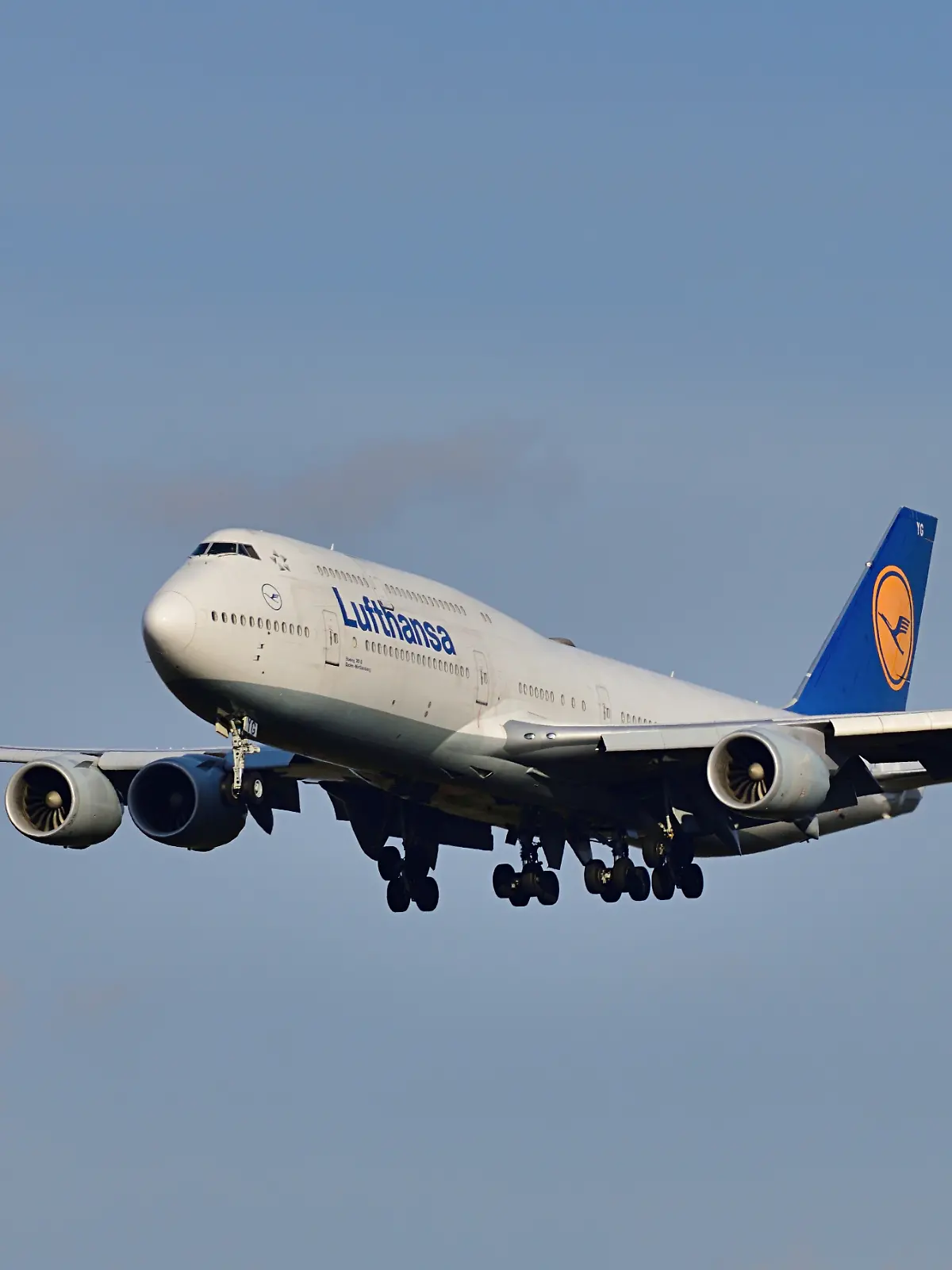 Landende Boeing 747 der Lufthansa am Frankfurter Flughafen Fraport.