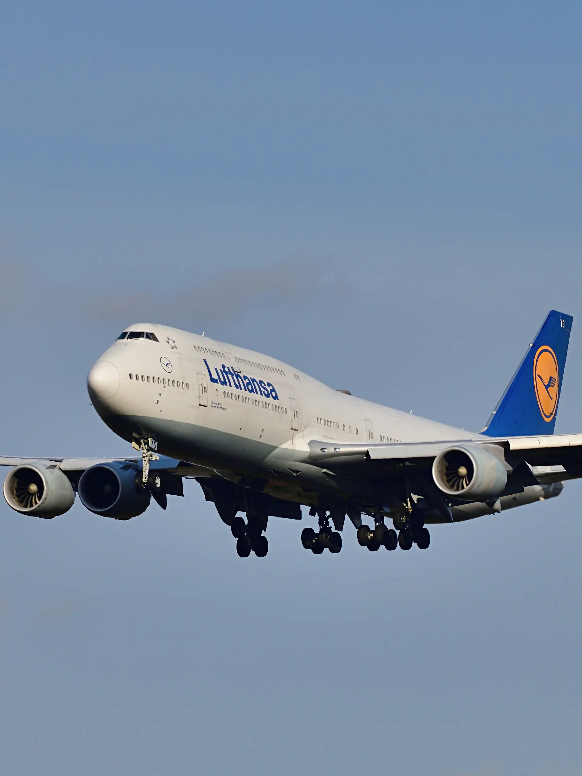 Landende Boeing 747 der Lufthansa am Frankfurter Flughafen Fraport.