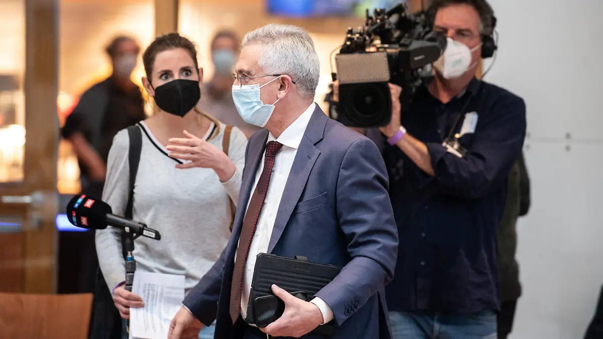 31.03.2022, Hessen, Frankfurt/Main: Der wegen möglicher Vorteilsannahme angeklagte Frankfurter Oberbürgermeister Peter Feldmann (SPD) kommt zur Stadtverordnetenversammlung und wird dabei von einem Fernsehteam gefilmt. Wie bekannt wurde, hat die Frankfurter Staatsanwaltschaft gegen Feldmann Anklage wegen eines hinreichenden Tatverdachts der Vorteilsannahme erhoben. Foto: Boris Roessler/dpa +++ dpa-Bildfunk +++