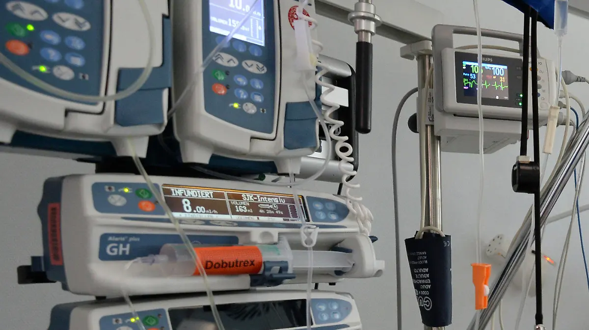 ARCHIV - Eine Krankenschwester betreut am 21.03.2014 auf der Intensivstation eines Krankenhauses einen Patienten. (zu dpa «Krankenhäusern fehlen Pflegekräfte für Intensivstationen» vom 25.07.2017) Foto: Patrick Seeger/dpa +++(c) dpa - Bildfunk+++