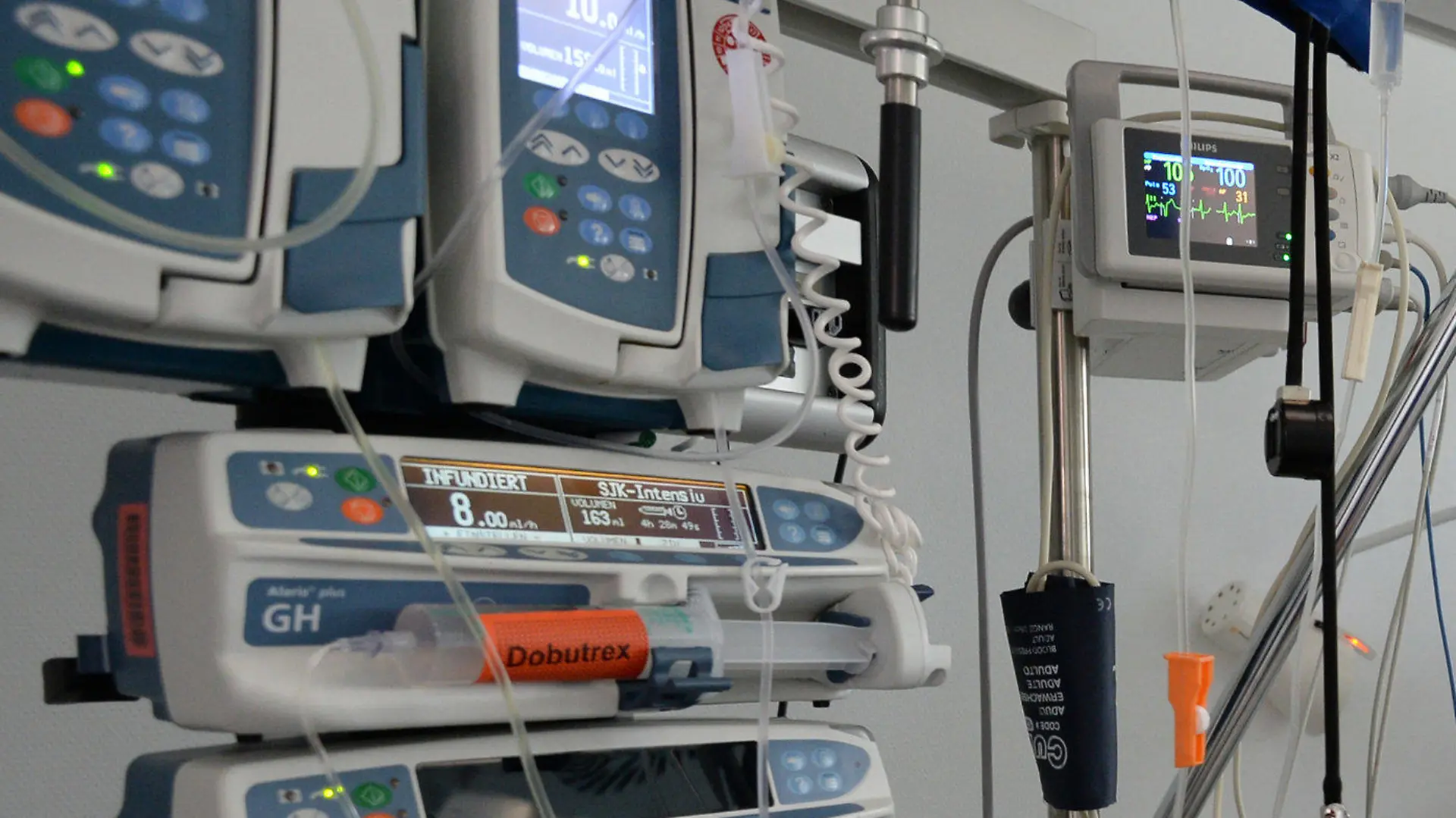 ARCHIV - Eine Krankenschwester betreut am 21.03.2014 auf der Intensivstation eines Krankenhauses einen Patienten. (zu dpa «Krankenhäusern fehlen Pflegekräfte für Intensivstationen» vom 25.07.2017) Foto: Patrick Seeger/dpa +++(c) dpa - Bildfunk+++
