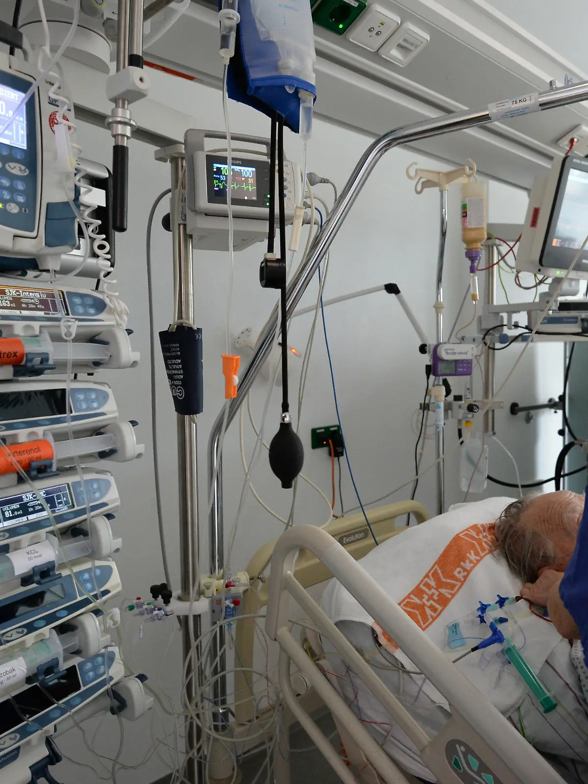 ARCHIV - Eine Krankenschwester betreut am 21.03.2014 auf der Intensivstation eines Krankenhauses einen Patienten. (zu dpa «Krankenhäusern fehlen Pflegekräfte für Intensivstationen» vom 25.07.2017) Foto: Patrick Seeger/dpa +++(c) dpa - Bildfunk+++