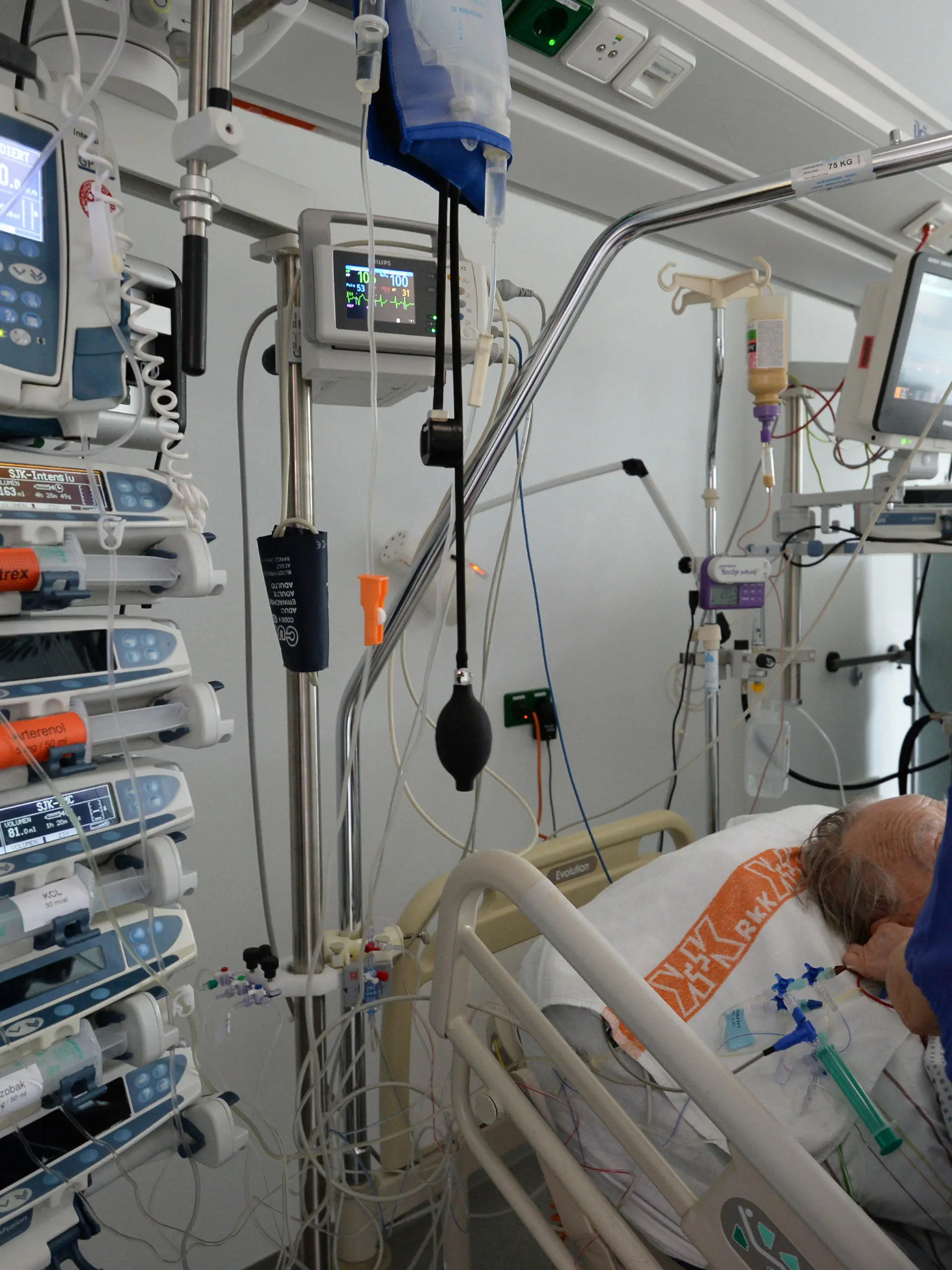 ARCHIV - Eine Krankenschwester betreut am 21.03.2014 auf der Intensivstation eines Krankenhauses einen Patienten. (zu dpa «Krankenhäusern fehlen Pflegekräfte für Intensivstationen» vom 25.07.2017) Foto: Patrick Seeger/dpa +++(c) dpa - Bildfunk+++
