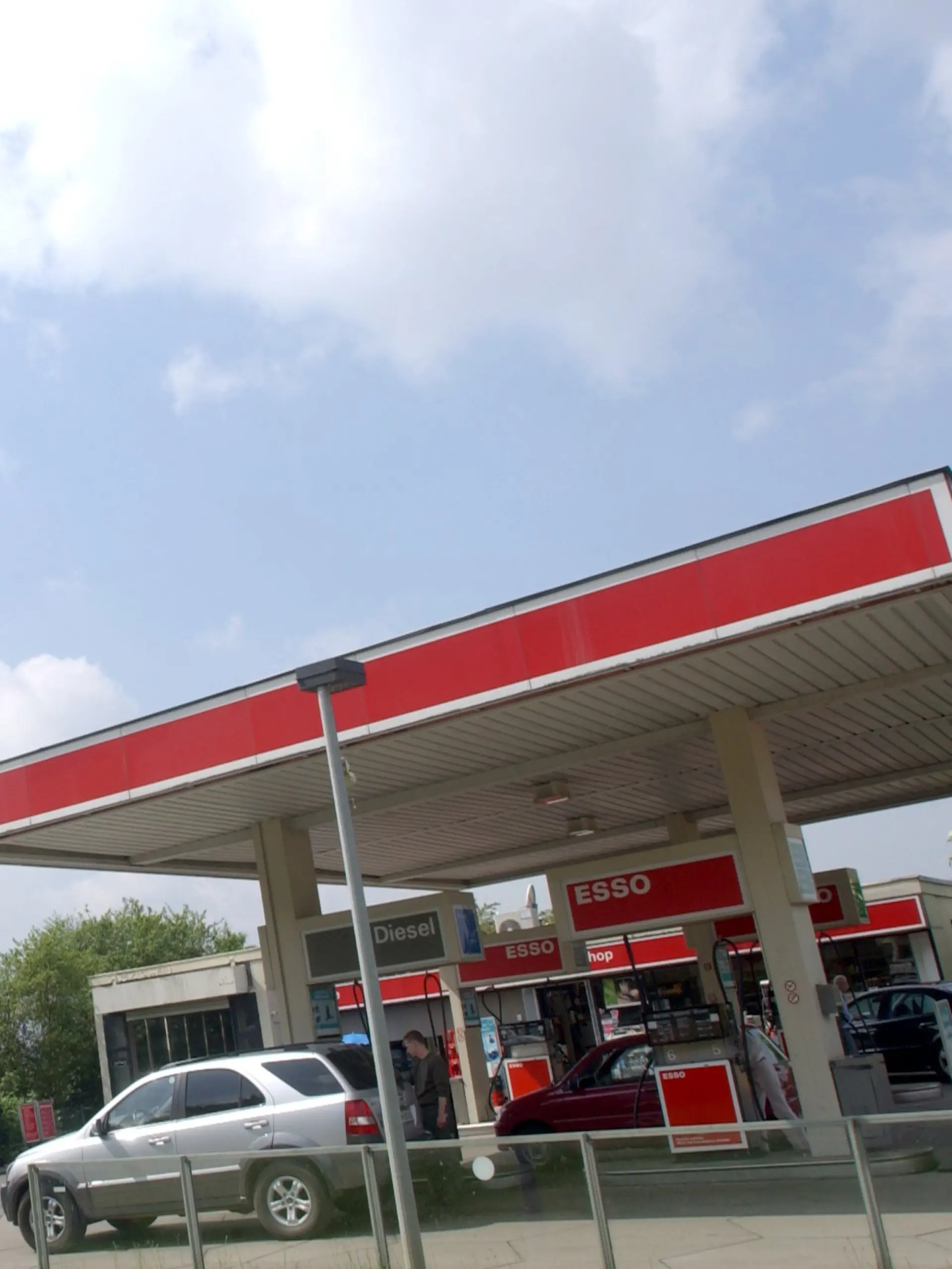 Bild zu: "Mann vergewaltigt Frau in stillgelegter Tankstelle und behauptet, es war einvernehmlich"
