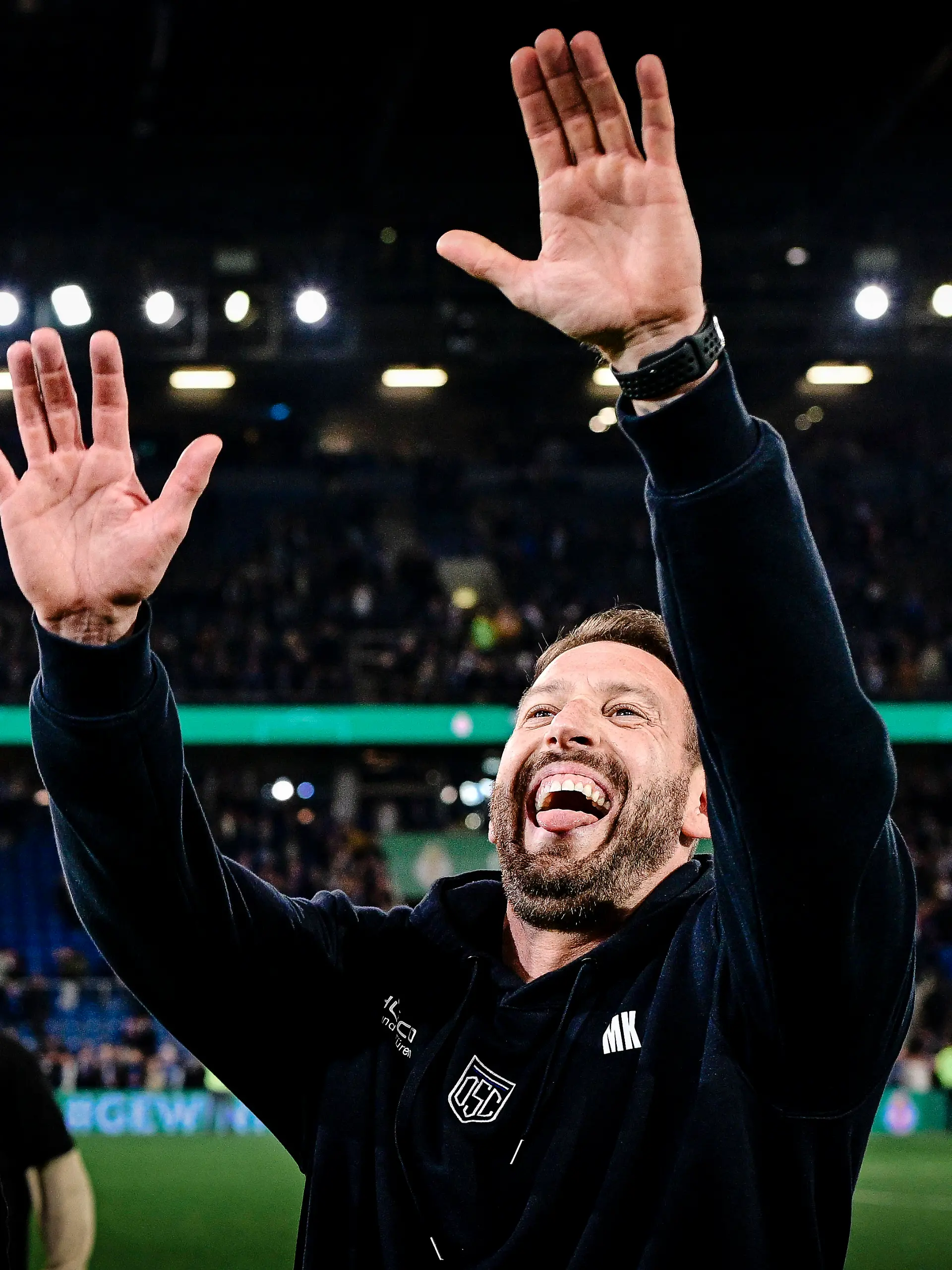 Mitch Kniat, Trainer von Arminia Bielefeld, jubelt nach dem 2:1-Sieg über Bayer Leverkusen über den Einzug ins Finale des DFB-Pokals.
