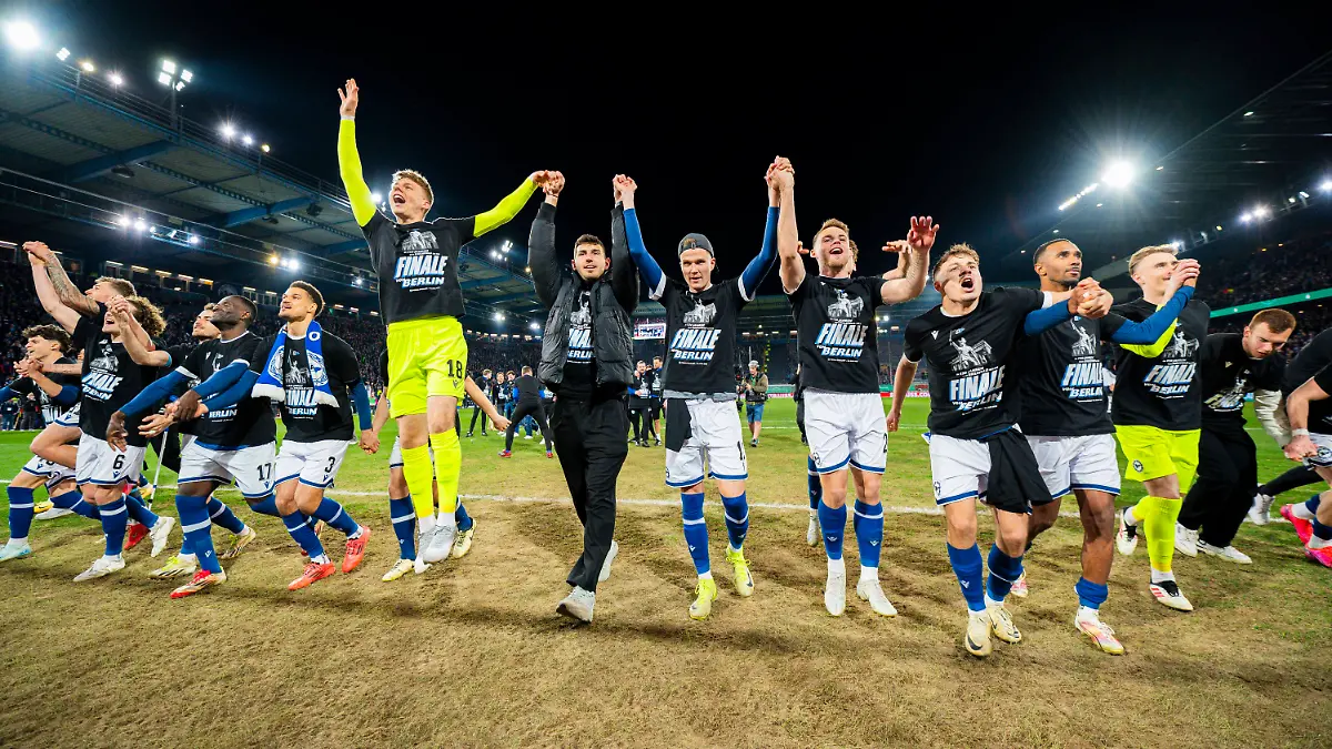 Arminia Bielefeld jubelt nach dem 2:1 über Bayer Leverkusen über den Einzug in Finale des DFB-Pokals.