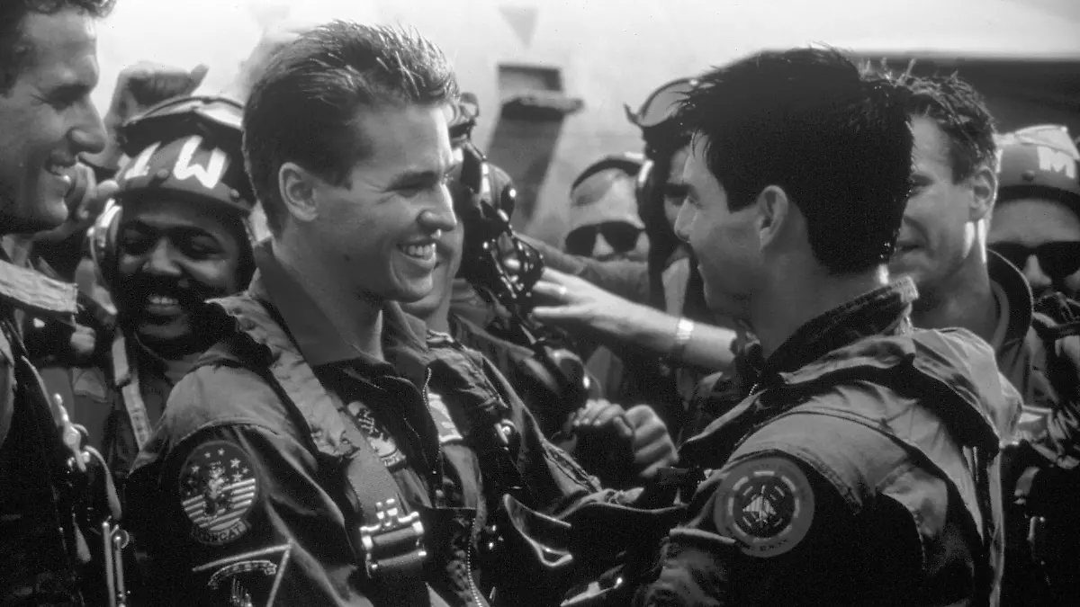 Eine der ikonischsten Szenen aus dem ersten „Top Gun”-Film. Ice (gespielt von Val Kilmer, links) und Maverick (Tom Cruise) gratulieren sich nach einer erfolgreichen Mission auf dem Deck eines Flugzeugträgers.