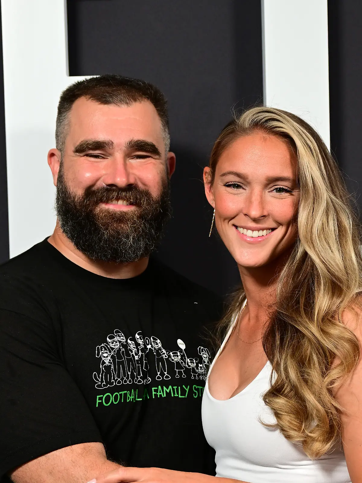 Jason und Kylie Kelce auf der Thursday Night Football Presents The World Premiere of „Kelce” am 8. September 2023 in Philadelphia, Pennsylvania. 