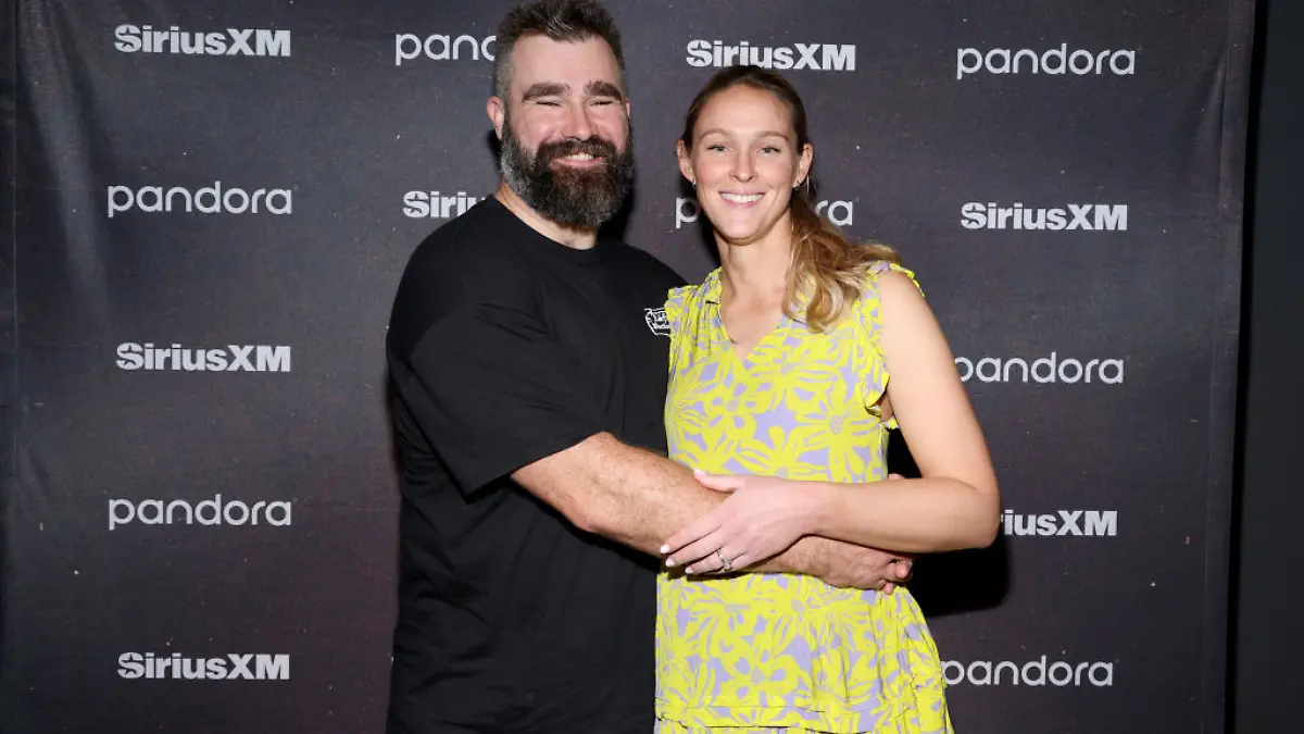 Jason Kelce und Kylie Kelce besuchen die Chris Stapleton’s Performance Live From The Fillmore New Orleans am 6. Februar 2025 in New Orleans, Louisiana.
