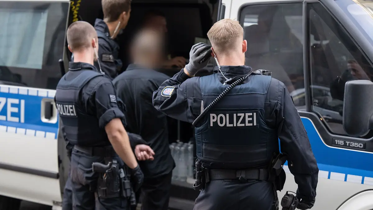 Die Gewerkschaft der Polizei (GdP) fordert angesichts der gestiegenen Zahl registrierter Gewalttaten bessere Technik und mehr Personal. (Archivbild)