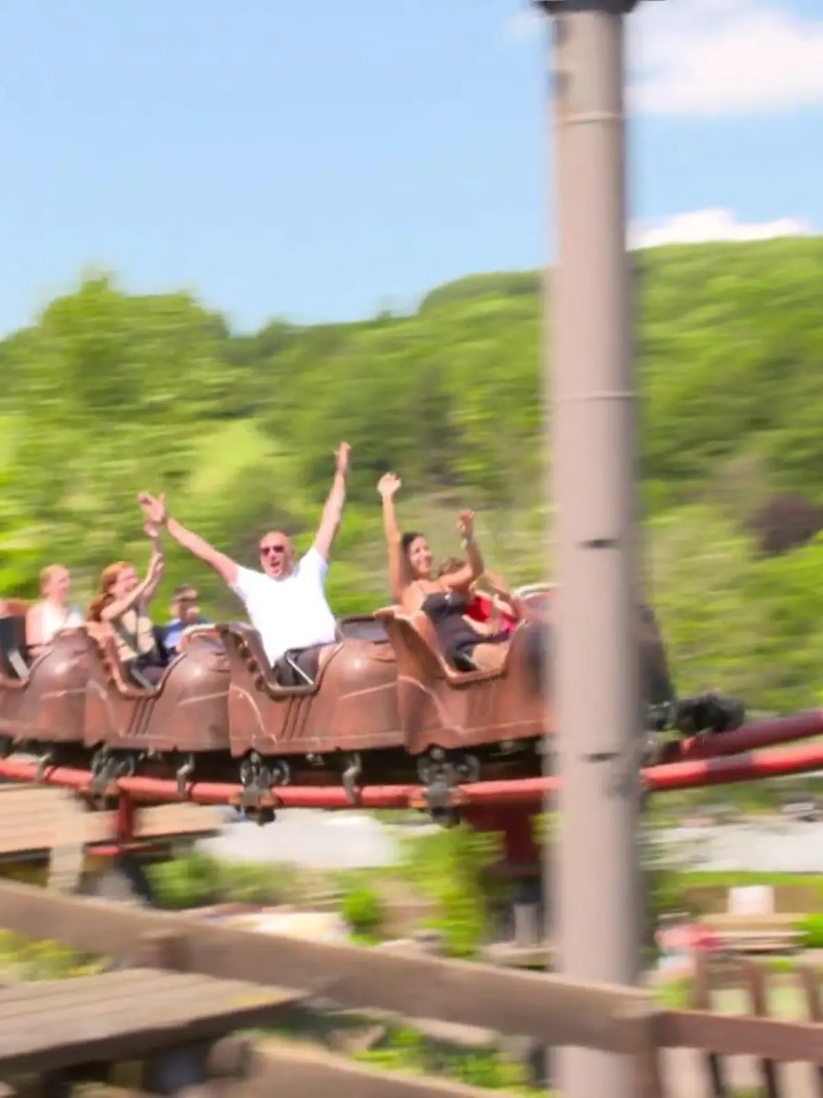 Zusammen mit RTL hat Familie Grieger mehrere Parks getestet und verrät oben im Video, wo sie am meisten Spaß hatten und trotzdem gespart haben.