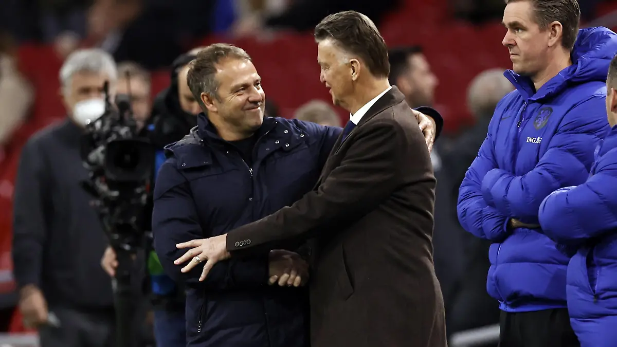  AMSTERDAM - lr Germany coach Hansi Flick, Holland coach Louis van Gaal during the friendly match between the Netherlands and Germany at the Johan Cruijff ArenA on March 29, 2022 in Amsterdam, Netherlands. ANP MAURICE VAN STEEN International Friendly, Länderspiel, Nationalmannschaft 2021/2022 xVIxANPxSportx/xxANPxIVx *** AMSTERDAM lr Germany coach Hansi Flick, Holland coach Louis van Gaal during the friendly match between the Netherlands and Germany at the Johan Cruijff ArenA on March 29, 2022 in Amsterdam, Netherlands ANP MAURICE VAN STEEN International Friendly 2021 2022 xVIxANPxSportx xxANPxIVx 446280521 originalFilename: 446280521.jpg
