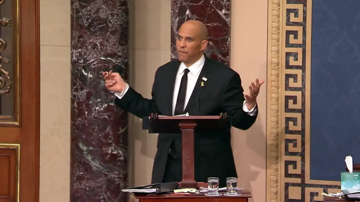 Über 25 Stunden! Senator schießt in Wut-Rede gegen Trump Ohne Pinkel-Pause!