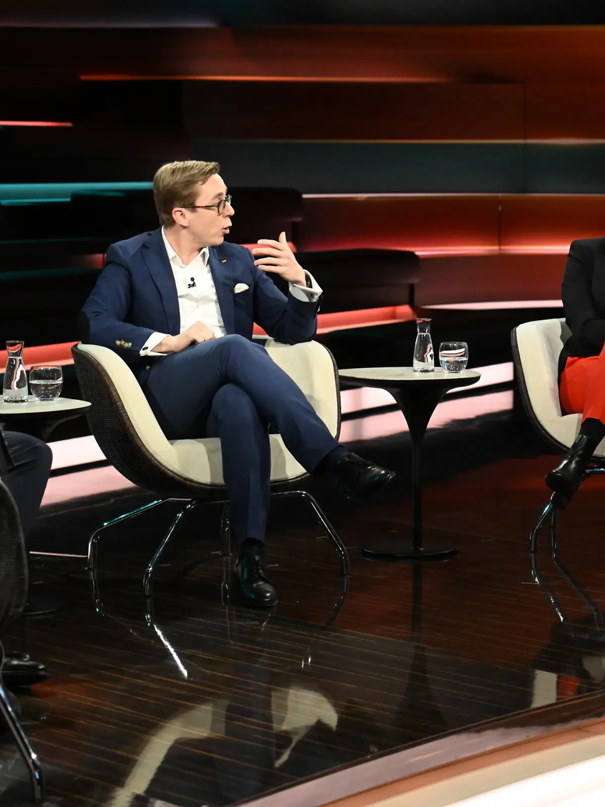 In der Sendung vom 1.4. 2025 sind bei Markus Lanz zu sehen: Philipp Amthor (32), Cathryn Clüver Ashbrook (49), Karina Mößbauer (38)