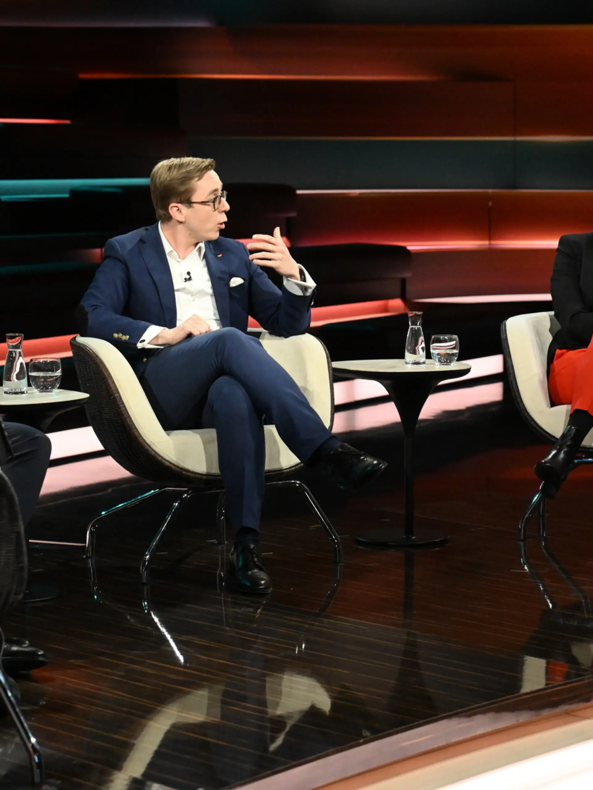 In der Sendung vom 1.4. 2025 sind bei Markus Lanz zu sehen: Philipp Amthor (32), Cathryn Clüver Ashbrook (49), Karina Mößbauer (38)