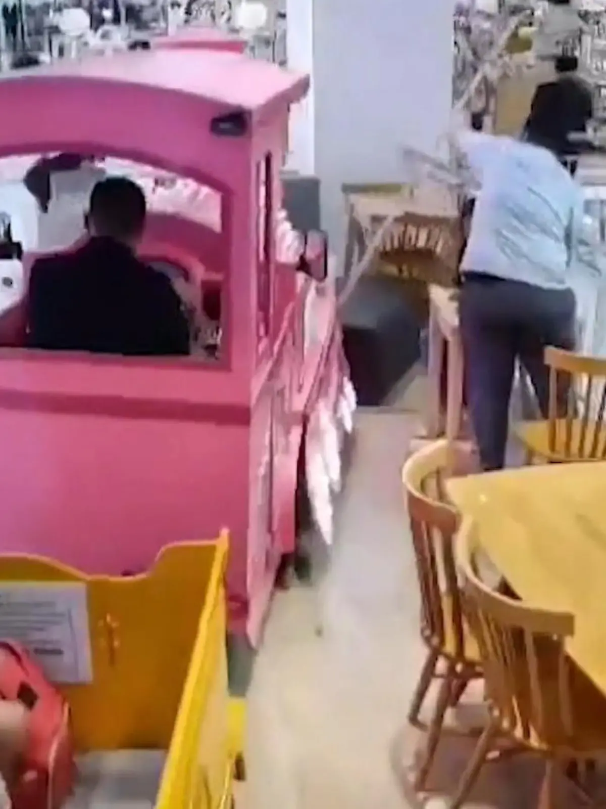 Bild zu: "Mini-Lok kommt auf Passanten zu – ihre Reaktion überrascht"