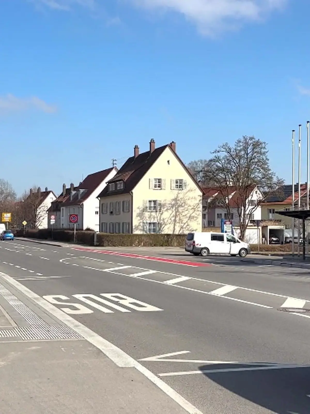Bild zu: "Junge (5) raucht E-Zigarette ‒ Mutter steht daneben"