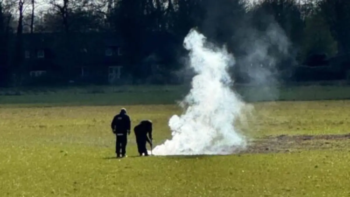 Die Feuerwehr entdeckte in Edewecht in Niedersachsen eine hochgefährliche Phosphorgranate.