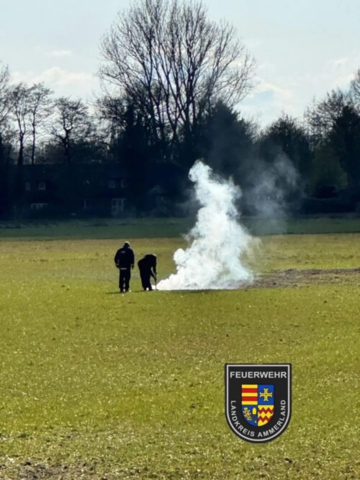 Bild zu: "Kinder vergiftet! Gefährliche Phosphorgranate qualmt Feld voll"