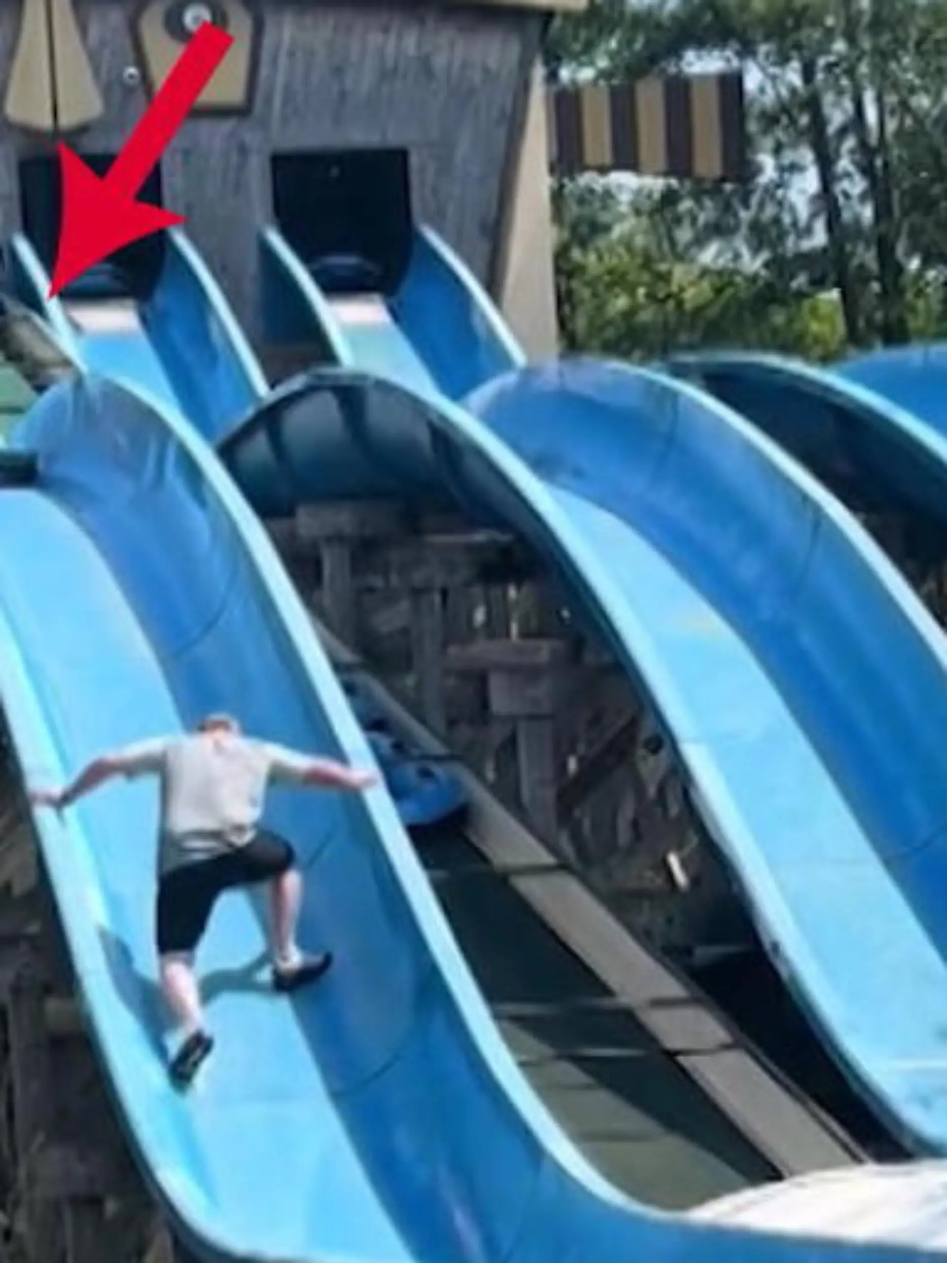 Ein Tag im Freizeitpark bedeutet Spaß und Abenteuer für die ganze Familie - zumindest in den meisten Fällen. Die Rutschpartie eines kleinen Mädchens in England endete aber beinahe in einer Katastrophe: Ihr Reifen steckte fest! Zum Glück war ihr Super-Papa zur Stelle. Die Rettungsaktion zeigen wir im Video.