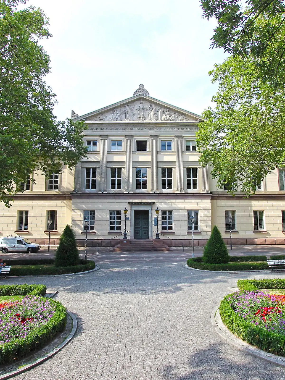 Bild zu: "Professor belästigt jahrelang Frauen – statt Entlassung wird ihm Gehalt gekürzt"