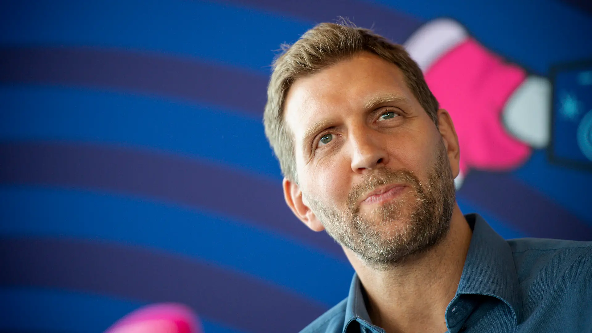 Basketball: Eurobasket-PK mit Dirk Nowitzki und Armin Andres am 29.03.22 im KölnSKY in Köln Nordrhein-Westfalen. Dirk Nowitzki lacht, Portrait, *** Basketball Eurobasket PK with Dirk Nowitzki and Armin Andres on 29 03 22 in KölnSKY in Cologne North Rhine Westphalia Dirk Nowitzki laughs, portrait, Copyright: xChristopherxNeundorfx