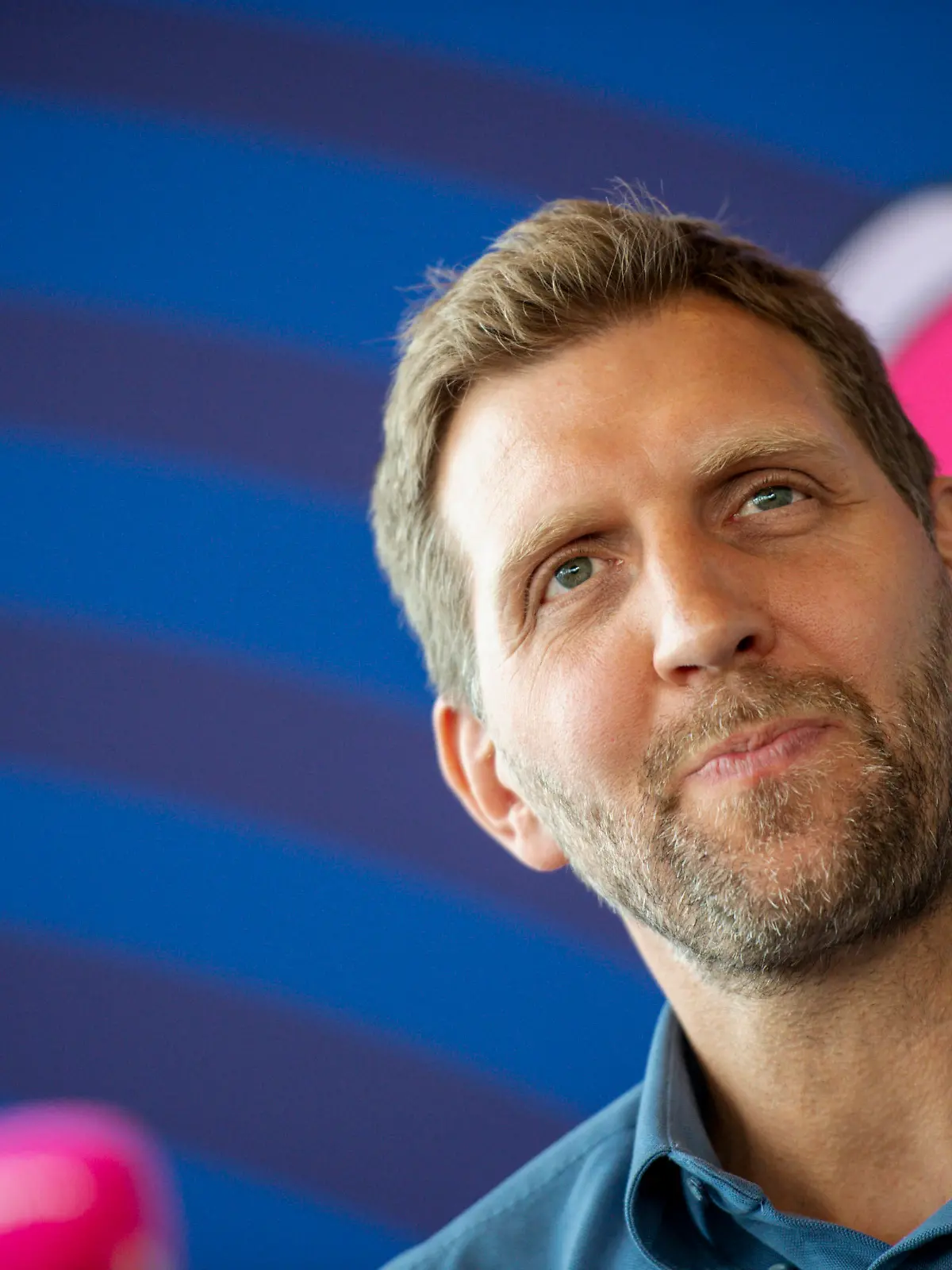 Basketball: Eurobasket-PK mit Dirk Nowitzki und Armin Andres am 29.03.22 im KölnSKY in Köln Nordrhein-Westfalen. Dirk Nowitzki lacht, Portrait, *** Basketball Eurobasket PK with Dirk Nowitzki and Armin Andres on 29 03 22 in KölnSKY in Cologne North Rhine Westphalia Dirk Nowitzki laughs, portrait, Copyright: xChristopherxNeundorfx