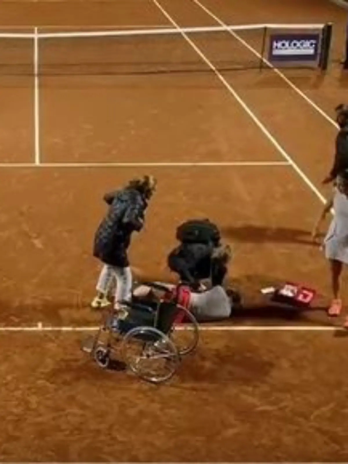 Francesca Jones bricht mitten im Spiel plötzlich zusammen.