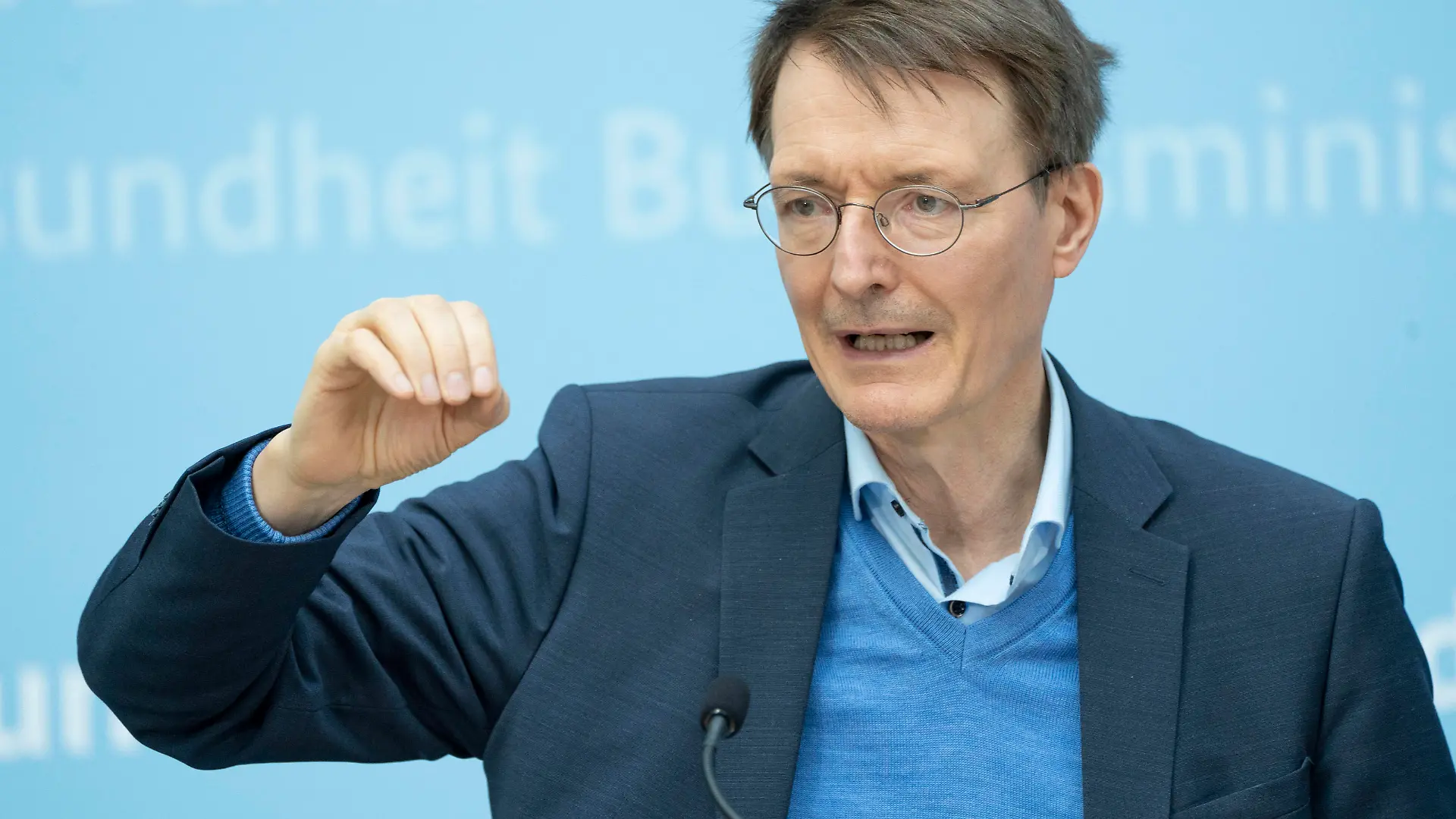 Pressekonferenz von Bundesgesundheitsminister Karl Lauterbach im Anschluss an die zuvor stattgefundenen gemeinsamen Beratungen mit den Gesundheitsministerinnen und Gesundheitsminister der Länder -Pressekonferenz von Bundesgesundheitsminister Karl Lauterbach im Anschluss an die zuvor stattgefundenen gemeinsamen Beratungen mit den Gesundheitsministerinnen und Gesundheitsminister der Länder -, Berlin Berlin Deutschland Bundesgesundheitsministerium *** Press conference by Federal Minister of Health Karl Lauterbach following the previously held joint consultations with the health ministers of the states Press conference by Federal Minister of Health Karl Lauterbach following the previously held joint consultations with the health ministers of