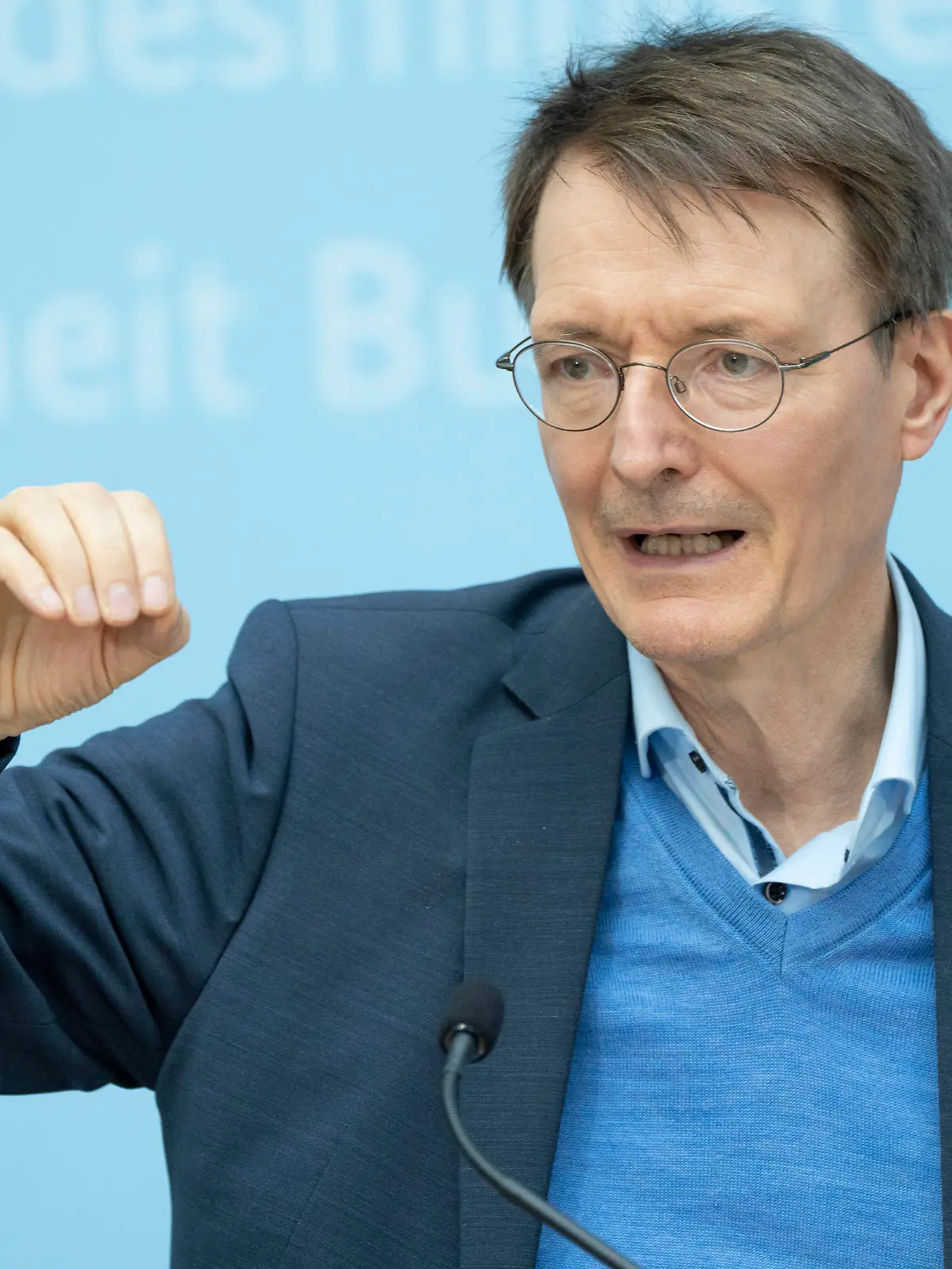  Pressekonferenz von Bundesgesundheitsminister Karl Lauterbach im Anschluss an die zuvor stattgefundenen gemeinsamen Beratungen mit den Gesundheitsministerinnen und Gesundheitsminister der Länder -Pressekonferenz von Bundesgesundheitsminister Karl Lauterbach im Anschluss an die zuvor stattgefundenen gemeinsamen Beratungen mit den Gesundheitsministerinnen und Gesundheitsminister der Länder -, Berlin Berlin Deutschland Bundesgesundheitsministerium *** Press conference by Federal Minister of Health Karl Lauterbach following the previously held joint consultations with the health ministers of the states Press conference by Federal Minister of Health Karl Lauterbach following the previously held joint consultations with the health ministers of