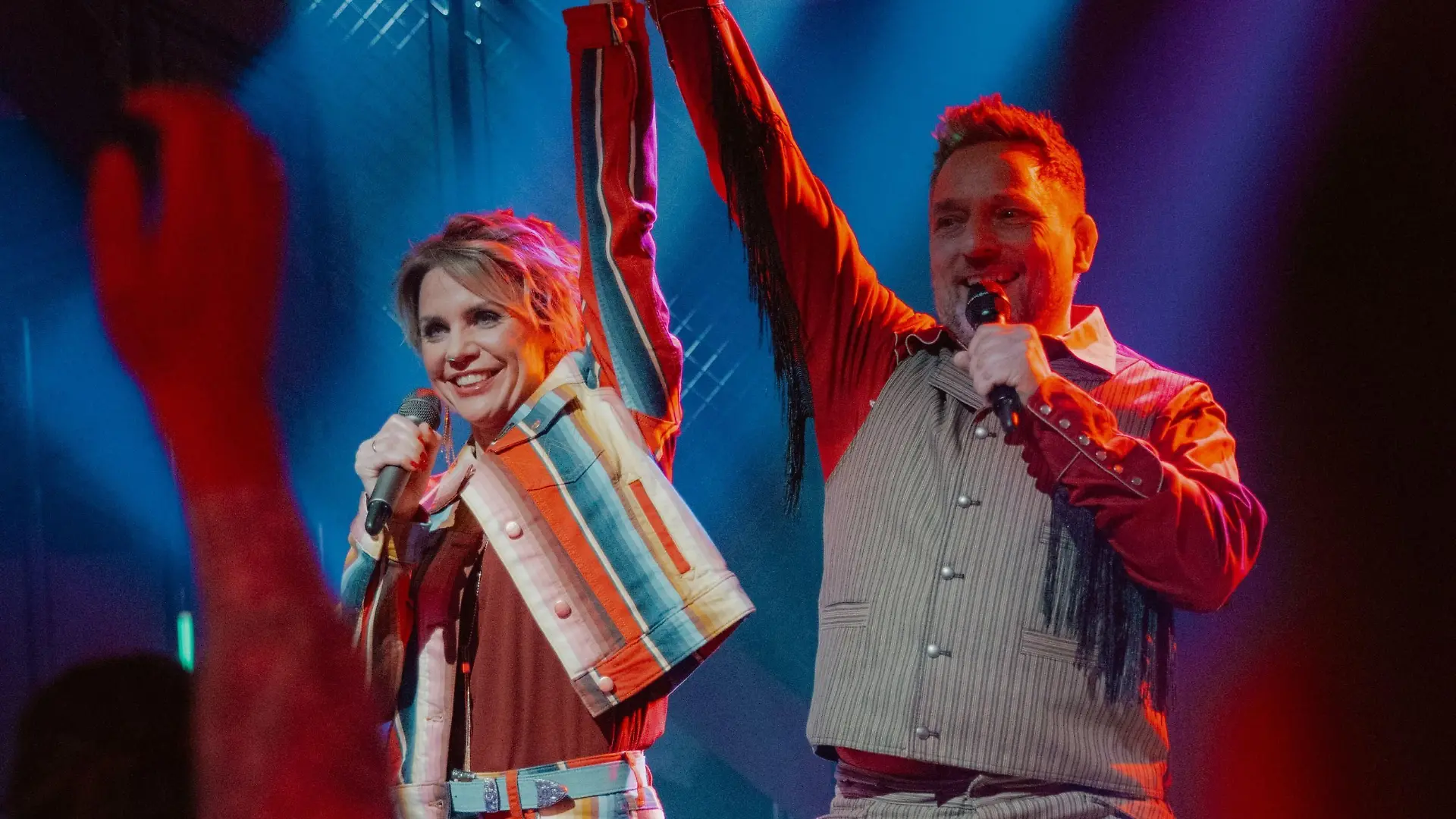 Yvonne (Gisa Zach, l.) und Michi (Lars Pape) betreten die große Bühne der Schlagerwelt...