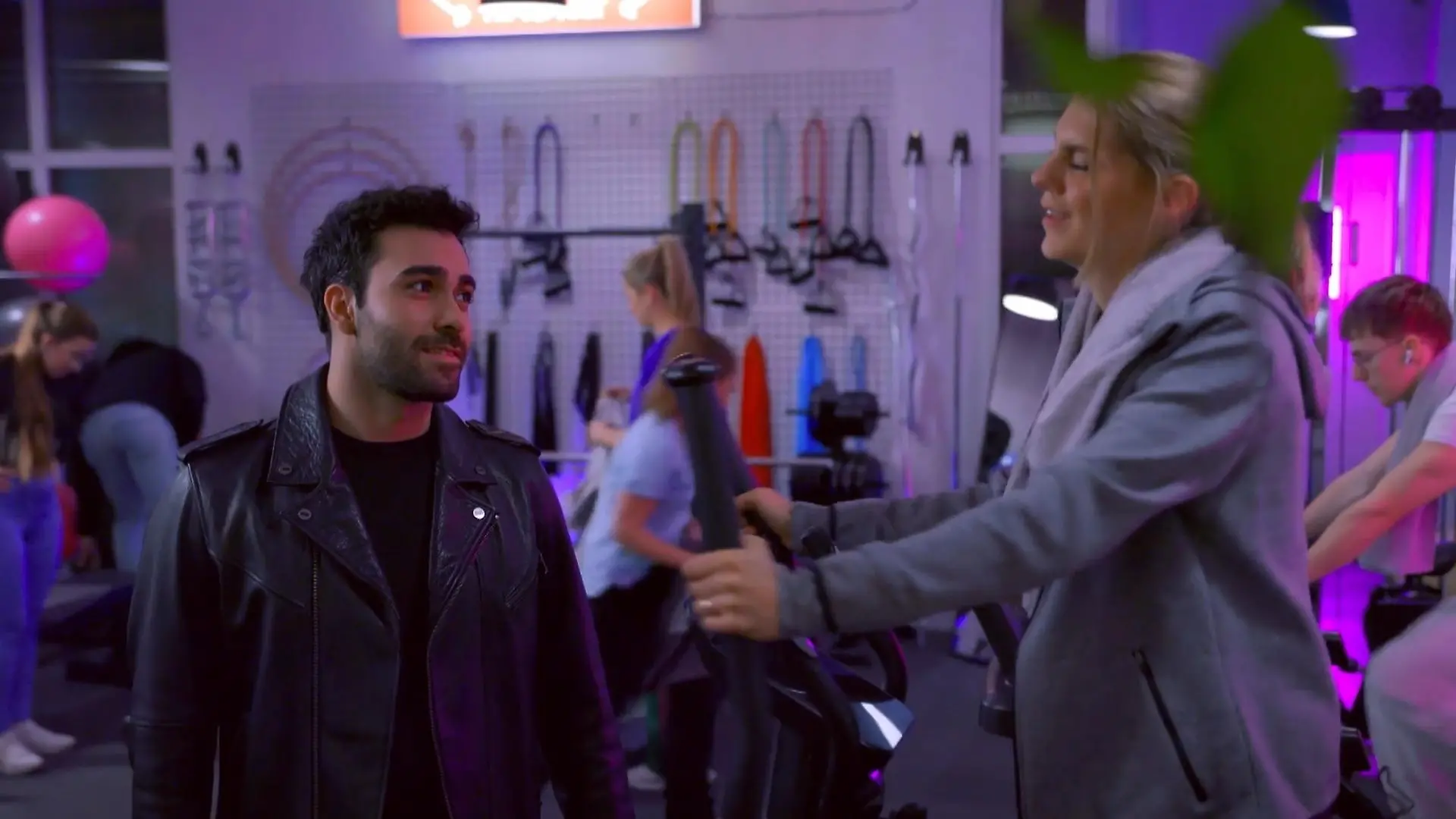 Baris sucht den Kontakt zu Stella „Unter uns“-Folge vom 09.04.25 auf RTL+
