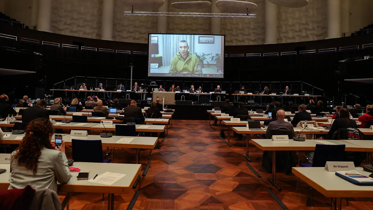 Ukraine-Konflikt, Vitali Klitschko spricht während Ratssitzung in Hannover Niedersachsen, Hannover, Oberbürgermeister Belit Onay Grüne hat den Bürgermeister von Kiew, Vitali Klitschko, eingeladen, in der heutigen Ratssitzung im Kuppelsaal des HCC per Videoschalte zu sprechen. *** Lower Saxony, Hanover, Lord Mayor Belit Onay Greens invited the mayor of Kiev, Vitali Klitschko, to speak at todays council meeting in the Kuppelsaal of the HCC via video link