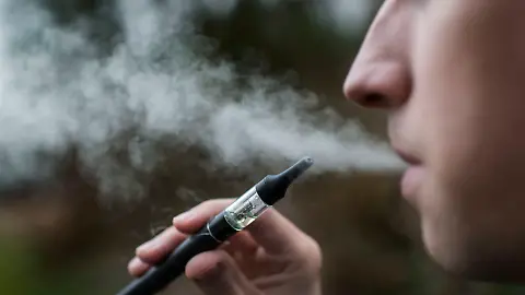 5 jähriger e zigarette Jugendamt greift ein: Fünfjähriger raucht neben Mutter E-Zigarette