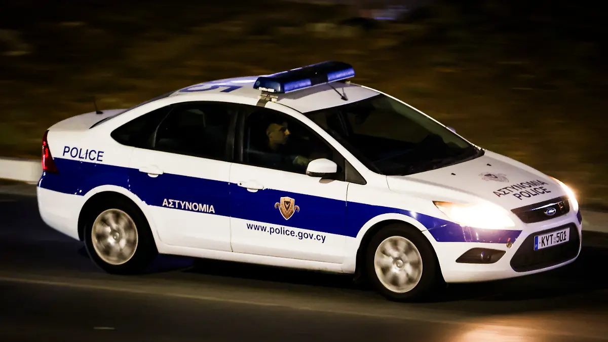 Ein zypriotisches Polizeiauto fährt am Abend auf einer Straße in der Nähe zum Flughafen Larnaka.