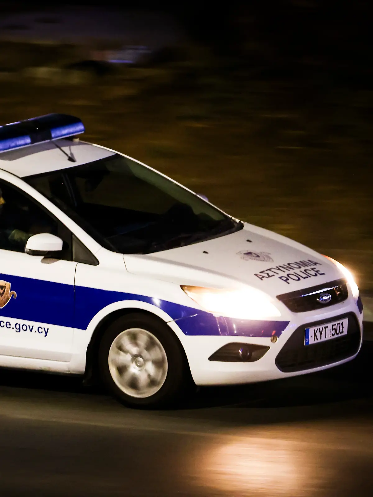 Ein zypriotisches Polizeiauto fährt am Abend auf einer Straße in der Nähe zum Flughafen Larnaka.