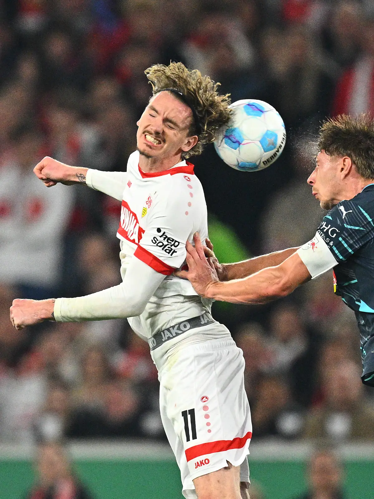  Leipzigs Willi Orban (r) kämpft um einen Kopfball gegen Stuttgarts Nick Woltemade.