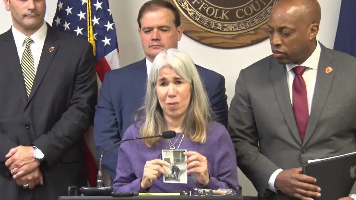Eves jüngere Schwester Irene Wilkowitz bei der Pressekonferenz des Police Departments von Suffolk County.