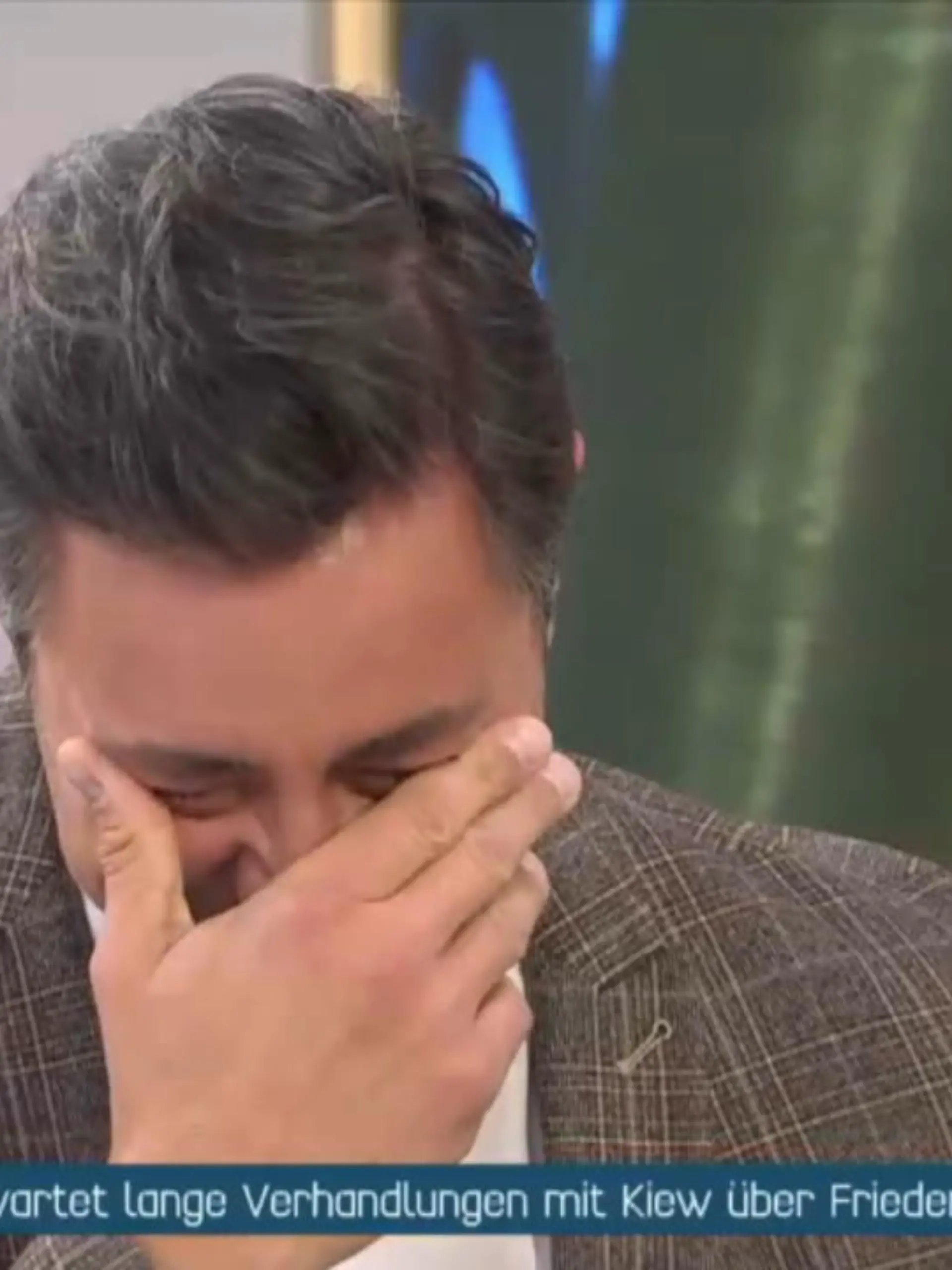 Marco Schreyl weint. Vor Freude und lauter Lachen. Was ihn so aus der Fassung gebracht hat, zeigen wir im Video.