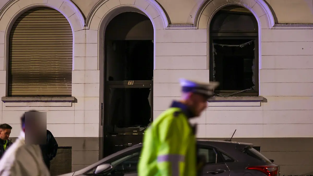 Bei der Explosion wurden die Eingangstür und ein Fenster beschädigt.