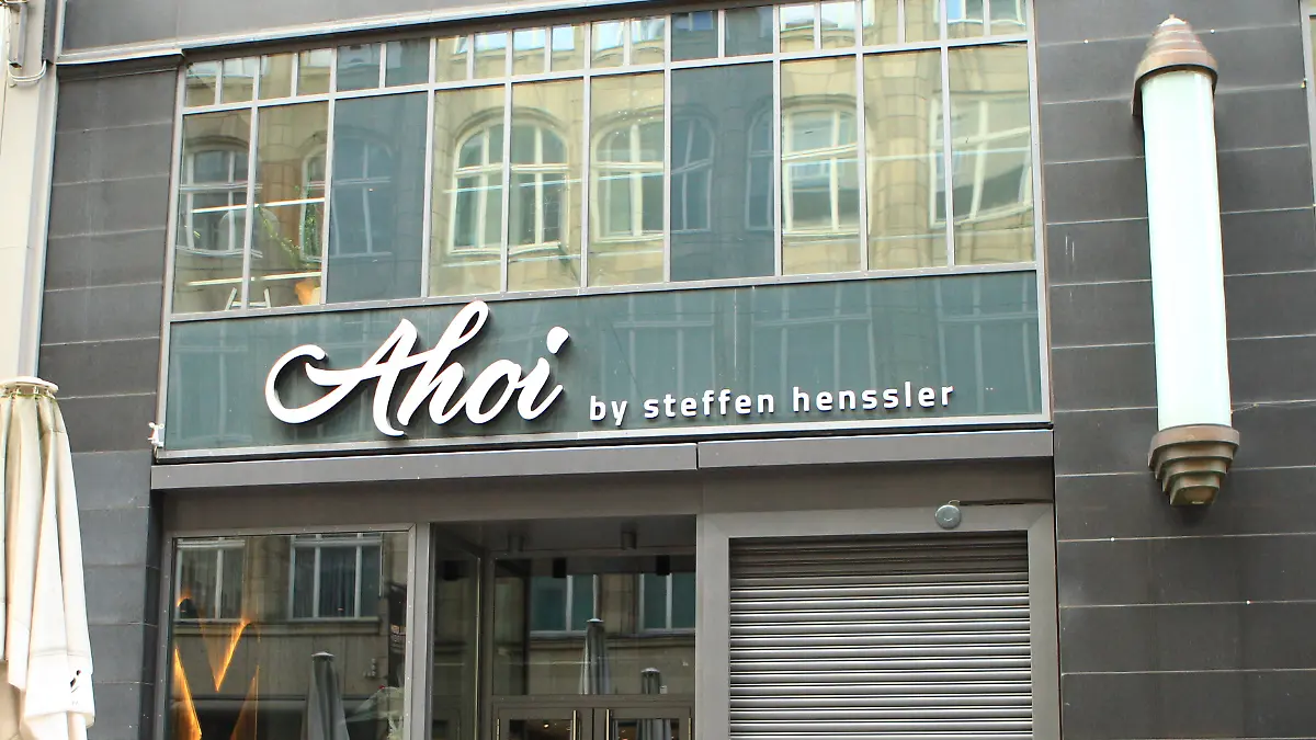 In einem „Ahoi”- Restaurant von Steffen Henssler hat es gebrannt, sodass nebenan Hotelgäste evakuiert werden mussten.