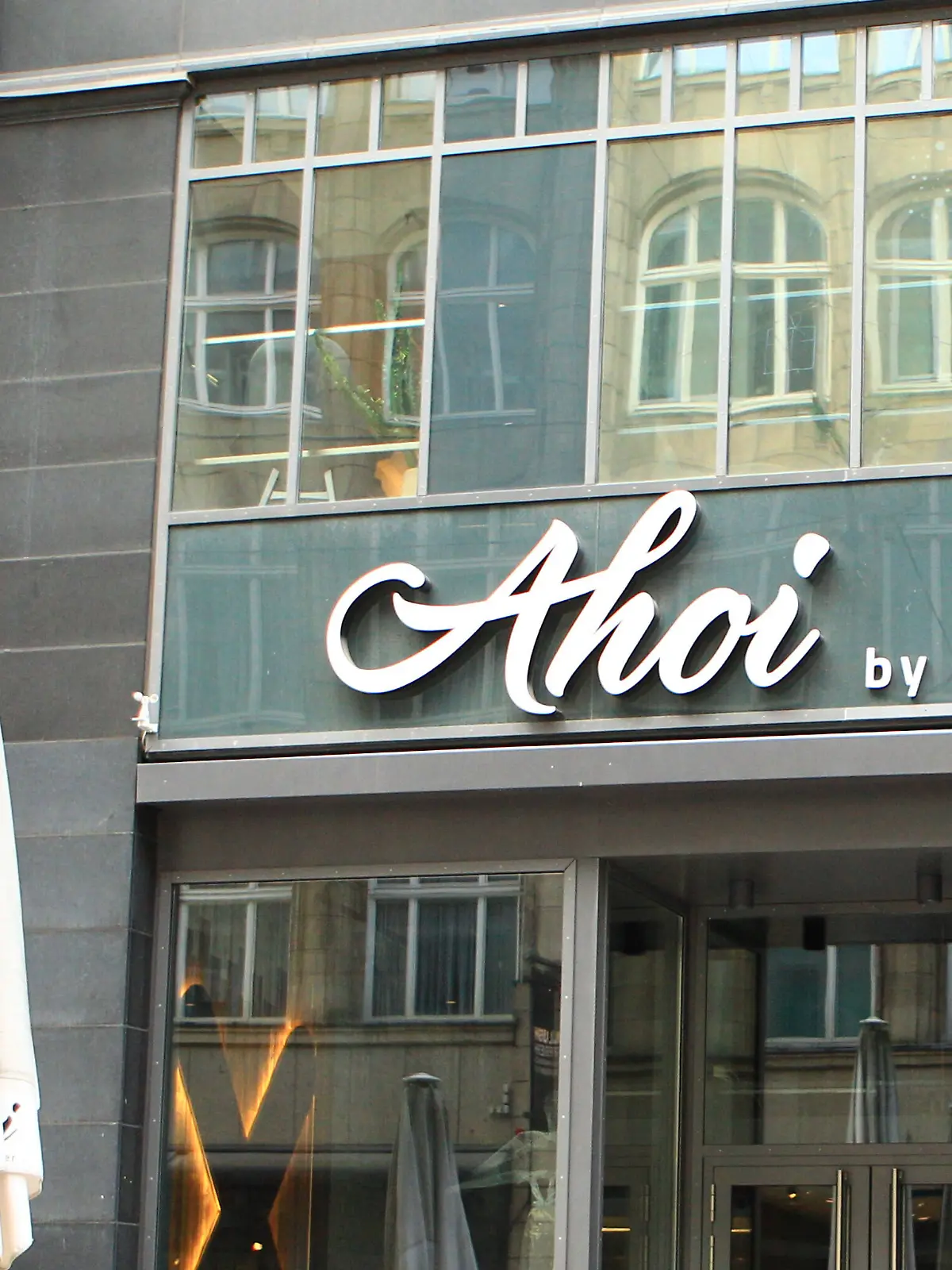 Bild zu: "Henssler Restaurant in Flammen ‒ Sternehotel evakuiert!"