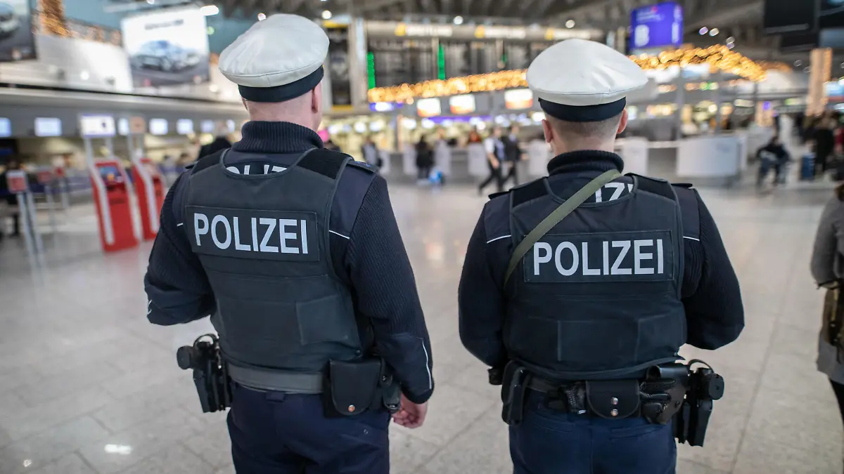 21.12.2018, Hessen, Frankfurt/Main: Bundespolizisten gehen durch das Terminal 1 des Frankfurter Flughafens. Nach Ausspähversuchen an anderen Flughäfen und möglichen Anschlagsplänen sind die Sicherheitsbehörden besonders wachsam. Foto: Frank Rumpenhorst/dpa | Verwendung weltweit