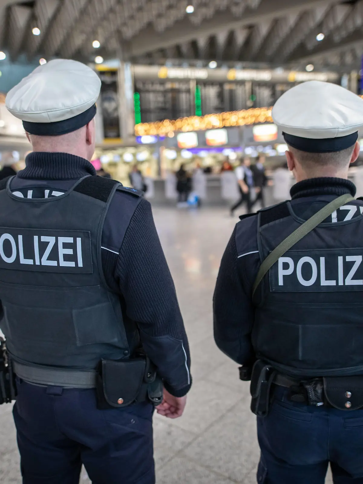 21.12.2018, Hessen, Frankfurt/Main: Bundespolizisten gehen durch das Terminal 1 des Frankfurter Flughafens. Nach Ausspähversuchen an anderen Flughäfen und möglichen Anschlagsplänen sind die Sicherheitsbehörden besonders wachsam. Foto: Frank Rumpenhorst/dpa | Verwendung weltweit