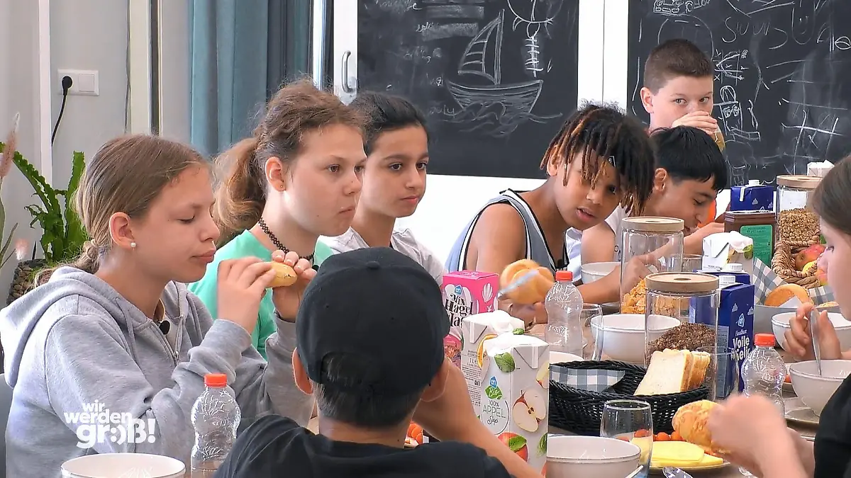 Am Esstisch wird verbal ausgeteilt "Halt die Fresse"