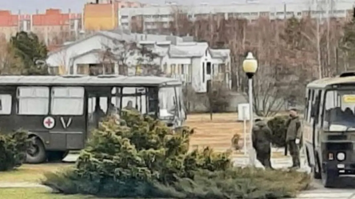 Russische Soldaten kommen offenbar vor dem Zentrum für radiologische Medizin in Homel (Belarus) an.